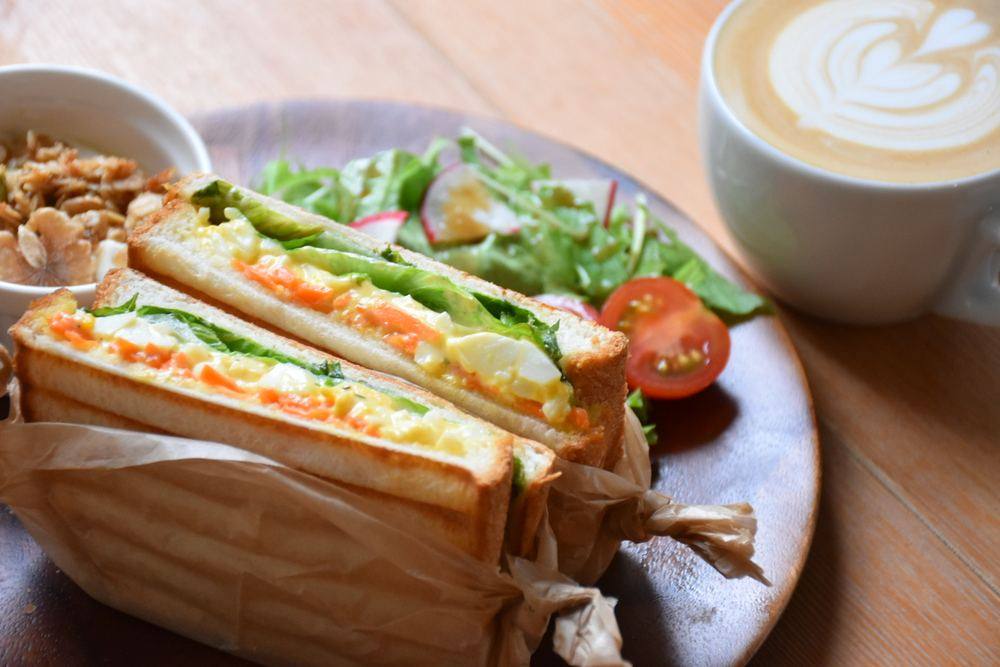 卵と野菜のサンドイッチプレート